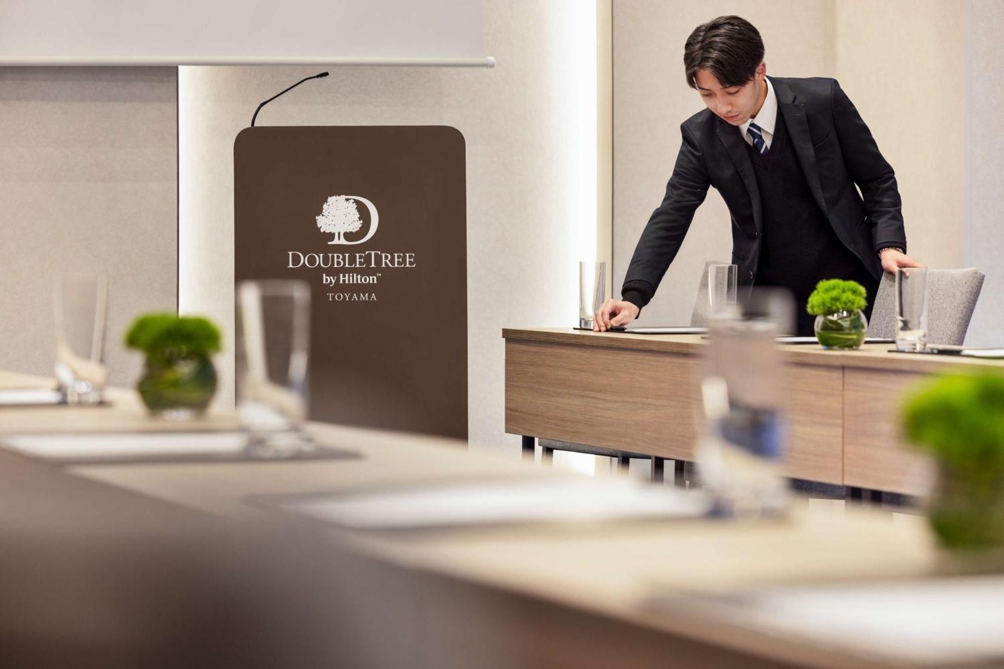 Отель Doubletree By Hilton Тояма Экстерьер фото
